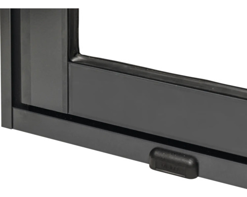 Vue détaillée d'un cadre de fenêtre noir avec poignée de fenêtre