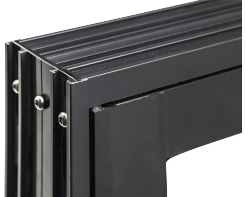 Detailansicht eines Fensterrahmens aus Aluminium mit Schrauben