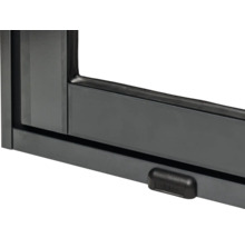 Detailansicht eines schwarzen Fensterrahmens