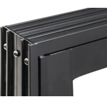 Detailaufnahme eines Fensterrahmens aus Aluminium mit Schrauben