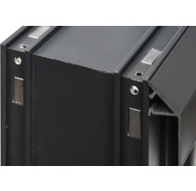 Detailansicht eines schwarzen Aluminiumprofils mit rechteckigen Magneten und Bohrlöchern