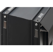 Detailansicht eines schwarzen Aluminiumprofils mit Magnetbefestigung