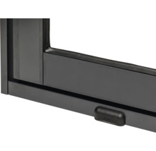 Detailansicht eines schwarzen Fensterrahmens mit Verriegelungsmechanismus