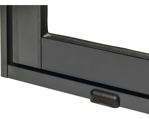 Detailansicht eines schwarzen Fensterrahmens mit Verriegelungsmechanismus