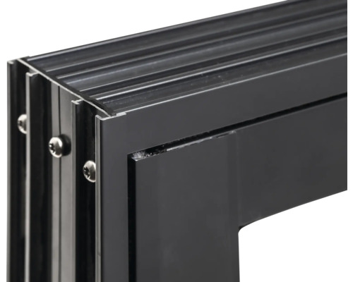 Detailansicht eines schwarzen Aluminiumfensterrahmens