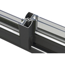 Vue détaillée d'un cadre de porte coulissante en aluminium avec remplissage en verre