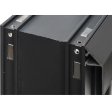 Vue détaillée d'un profilé en aluminium noir avec des vis