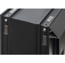 Vue détaillée d'un cadre en aluminium noir avec aimants et trous de forage