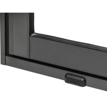 Detailansicht eines schwarzen Fensterrahmens.