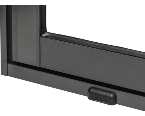 Detailansicht eines schwarzen Fensterrahmens.