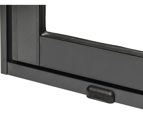 Detailansicht eines schwarzen Fensterrahmens mit Fenstergriff