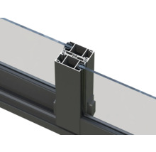 Detailansicht eines Glasgeländers mit Aluminiumprofil