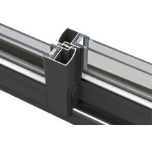 Vue détaillée d'un cadre de porte coulissante en aluminium avec remplissage en verre