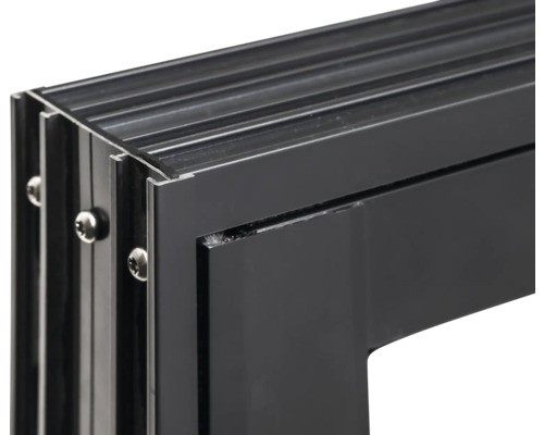 Vue détaillée d'un cadre de fenêtre en aluminium noir, fixé par des vis.