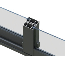 Vue détaillée d'un profilé de fenêtre en aluminium avec verre