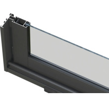 Vue détaillée d'un cadre de fenêtre avec vitrage.