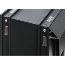 Vue détaillée d'un profilé en aluminium noir avec aimants et perçages