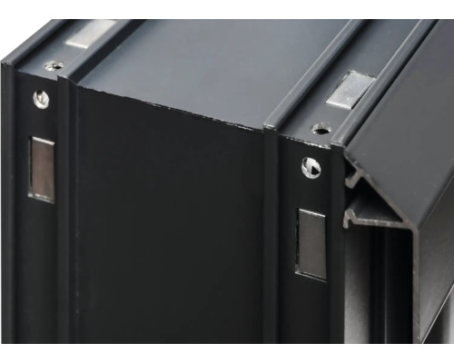 Vue détaillée d'un profilé en aluminium noir avec des perçages et des aimants