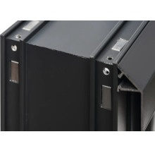 Detailansicht eines schwarzen Aluminiumprofils