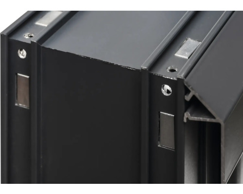 Detailansicht eines schwarzen Aluminiumprofils