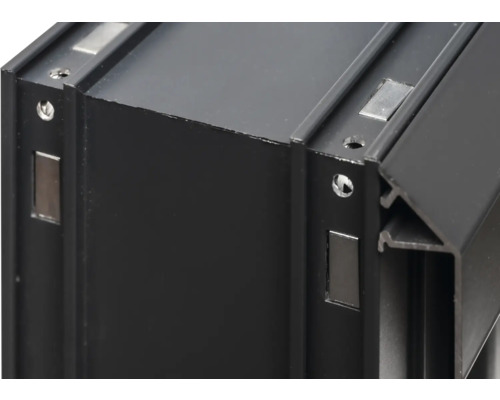 Vue détaillée d'un profilé en aluminium noir avec aimants et trous de perçage