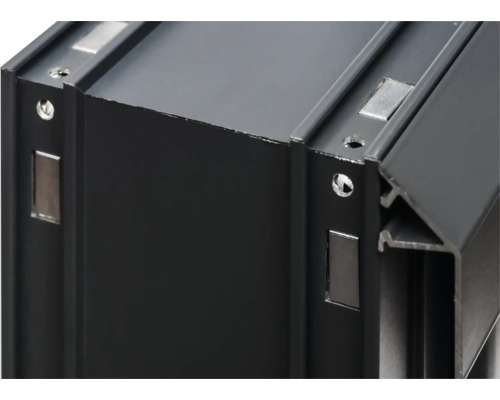 Detailansicht eines schwarzen Aluminiumrahmens mit Befestigungselementen