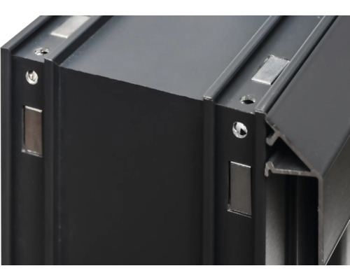 Detailaufnahme eines schwarzen Aluminiumprofils mit Magneten und Schraubenlöchern