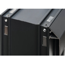 Detailaufnahme eines schwarzen Aluminiumprofils mit Bohrungen und Magneten