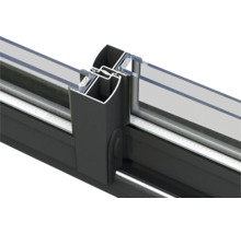 Detailansicht einer Schiebetürkonstruktion aus Aluminium und Glas