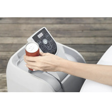 Une femme place une canette de boisson dans le rangement du jacuzzi