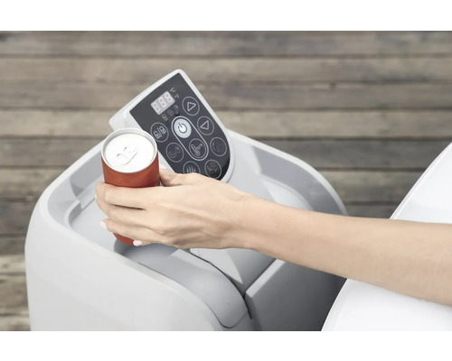 Une femme place une canette de boisson dans le rangement du jacuzzi