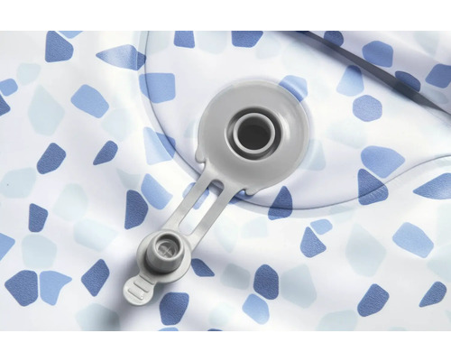 Vue détaillée d'une piscine gonflable avec valve grise