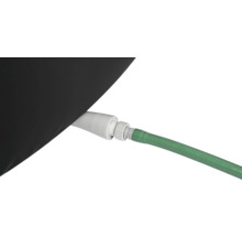 Vue détaillée d'un tuyau d'arrosage connecté à un produit noir