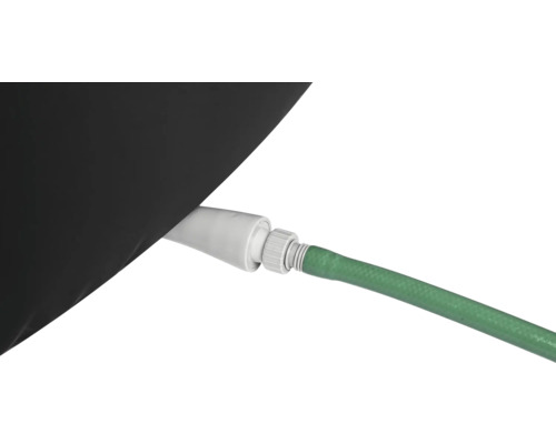 Vue détaillée d'un tuyau d'arrosage connecté à un produit noir