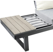 Detailansicht eines Gartentisches mit Holzplatte und Metallgestell, Teil einer Gartensitzgruppe