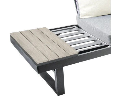 Detailansicht eines Gartentisches mit Holzplatte und Metallgestell, Teil einer Gartensitzgruppe