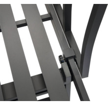 Detailansicht eines Metallrahmens mit Schraubverbindung