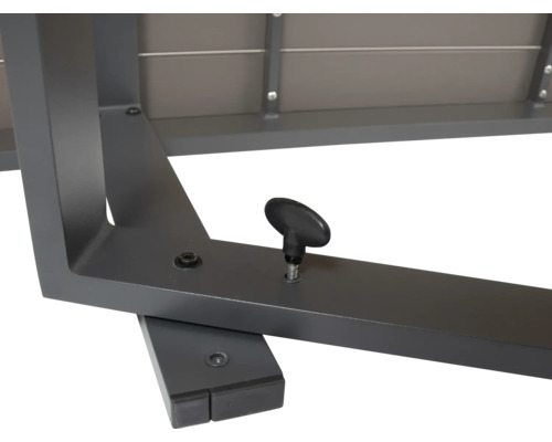 Detailansicht von einem Gartentischbein mit Stellschraube