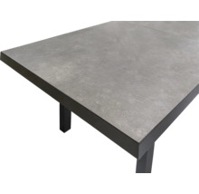 Vue détaillée d'une table de jardin avec plateau et pieds de table