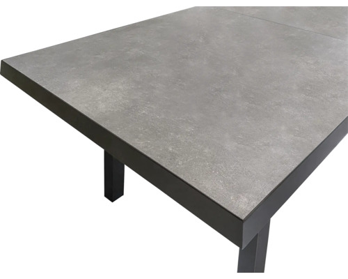 Vue détaillée d'une table de jardin avec plateau et pieds de table