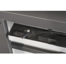 Gros plan d'un régulateur de barbecue avec vis et levier