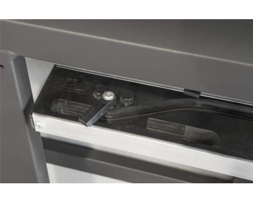 Gros plan d'un régulateur de barbecue avec vis et levier