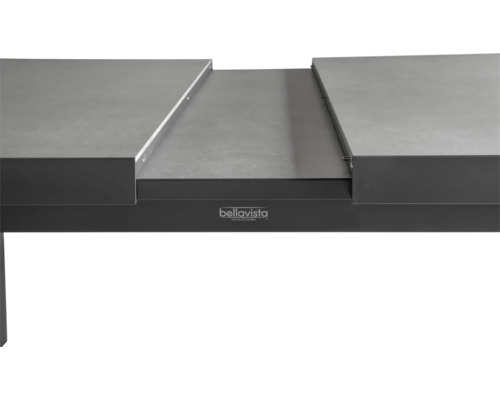 Vue détaillée d'une table de jardin avec fonction d'extension et logo Bellavista Home & Garden