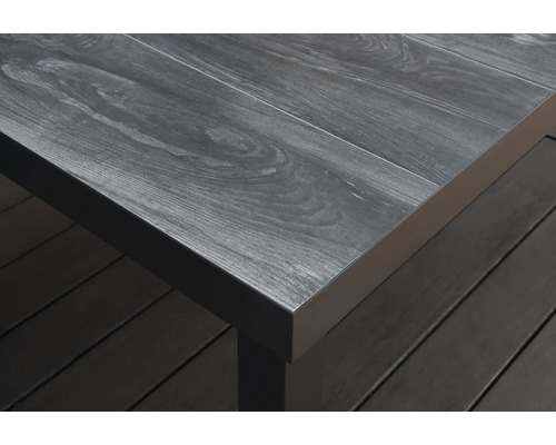 Detailansicht eines Gartentisches mit Holzoptik