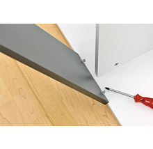 Detailansicht der Montage von Möbeln mit Schrauben und Schraubendreher