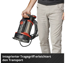 Mann trägt eine Einhell Klarwasser Tauchpumpe mit integriertem Tragegriff