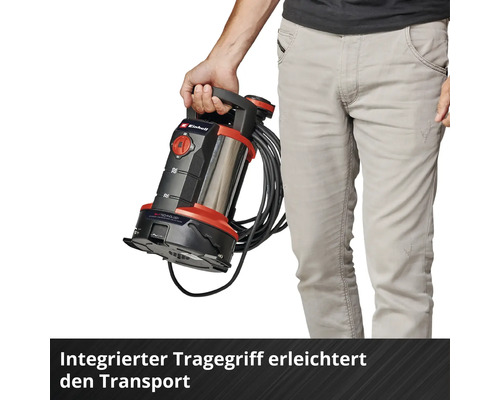 Mann trägt eine Einhell Klarwasser Tauchpumpe mit integriertem Tragegriff