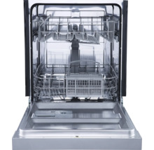 Geöffneter Geschirrspüler mit Besteckkörben und Geschirrkörben