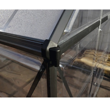 Gros plan d'une serre avec cadre en aluminium et plaques de polycarbonate