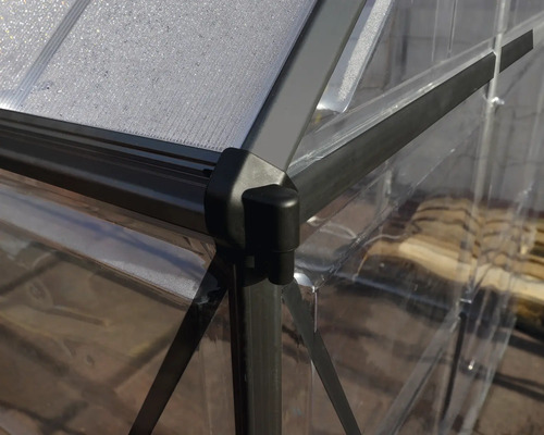 Gros plan d'une serre avec cadre en aluminium et plaques de polycarbonate